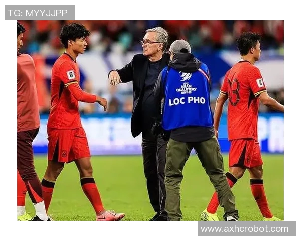 路人偶遇足球明星瞬间捕捉感人互动引发热议视频分享